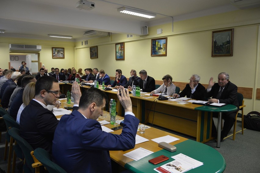 Rada Miasta uchwaliła stawki podatków w Ostrowcu w 2019 roku. Dobra wiadomość dla mieszkańców i przedsiębiorców [ZDJĘCIA]