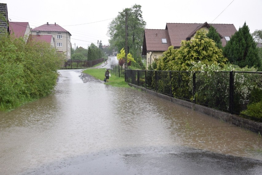 Woda uwięziła ludzi w domach. Alarm powodziowy ogłoszono w pięciu gminach