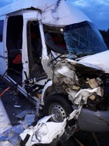 Tir zderzył się z busem na autostradzie A4 na odcinku Tarnów - Dębica. 1 osoba nie żyje, 5 rannych