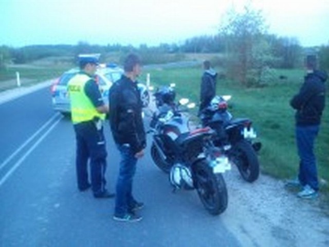 16 - latków bez praw jazdy białobrzescy policjanci zatrzymali w Olszanach w gminie Promna.