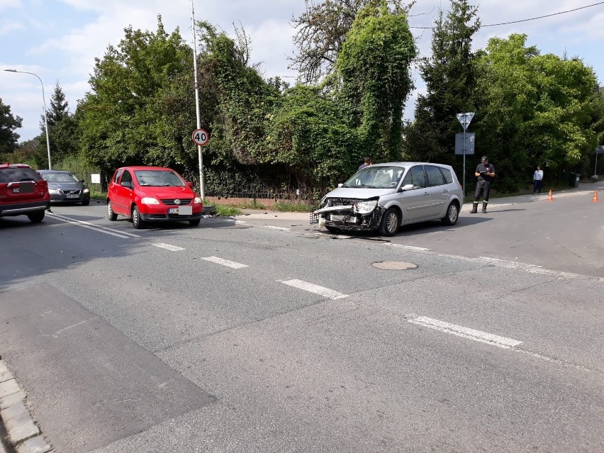 Wypadek trzech samochodów na obrzeżach Wrocławia (ZDJĘCIA)