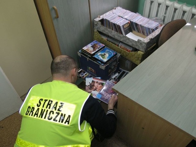 Policjanci zabezpieczyli ponad 2000 płyt CD i DVD