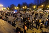 Nightskating Białystok. Wesele i ślub na ośmiu kółkach, czyli nocny rajd rolkarzy w letnim klimacie