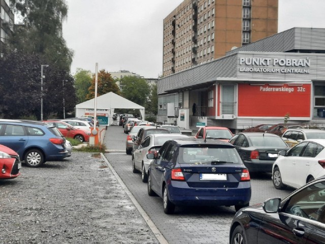 Kolejka do punktu drive-thru na osiedlu Paderewskiego