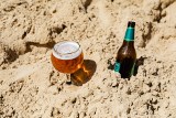 Co się stanie, kiedy będziesz pić alkohol na słońcu? Upał i piwo to niebezpieczne połączenie. Czym grozi spożywanie alkoholu latem?