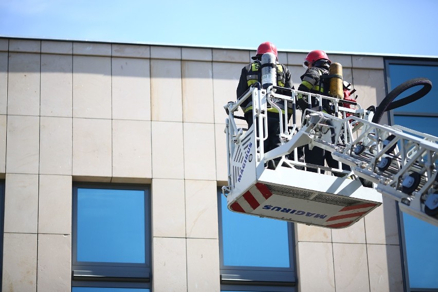 Podczas ćwiczeń strażacy korzystali między innymi z...