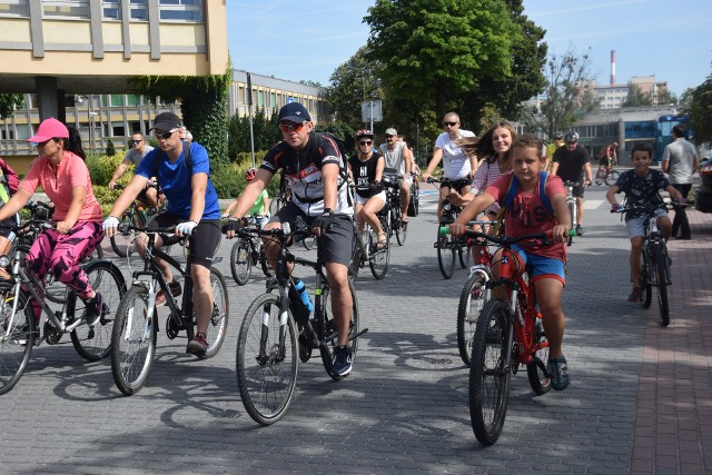 Rowerowa Niedziela w Tychach. Rowerzyści ruszyli po piętnastej spod Urzędu Miasta, by na szesnastą dojechać na plac Baczyńskiego, gdzie do godz. 19 czekają: miasteczko rowerowe, Rowerowa Akademia Juniora, serwis rowerowy, konsultacje z dietetykiem, konkursy z nagrodami i inne atrakcje.