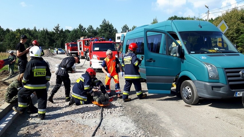 Strażacy ratowali rannych w wypadku drogowym podczas ćwiczeń w Przysusze [ZDJĘCIA]