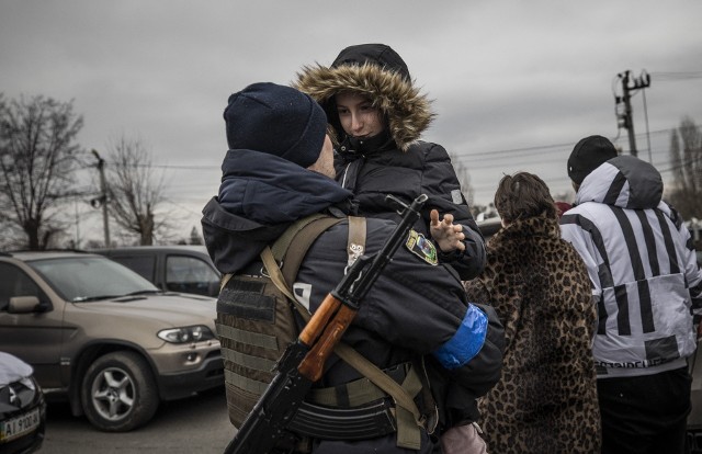 Matka z córką uciekały przez wojskami Putina i natknęły się na dwóch żołnierzy wroga. Ci chcieli im pomóc, ale ich koledzy zaczęli strzelać