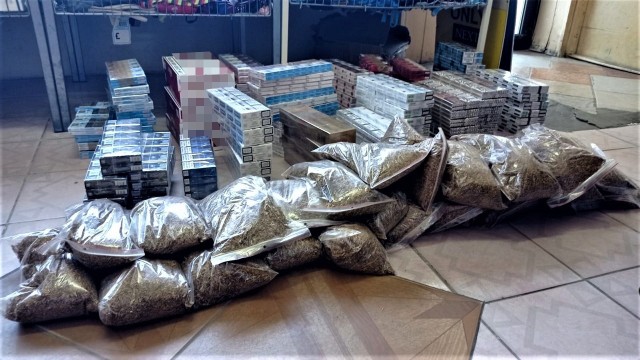 Nielegalne papierosy, tytoń i alkohol ujawnione przez strażników granicznych na bazarze w Stalowej Woli.