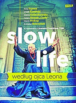 Slow life według ojca Leona, Wydawnictwo Znak, Kraków 2016. Wbrew temu, co zapowiada obrazek na okładce, „Slow life według ojca Leona” nie jest spotkaniem z ojcem Leonem Knabitem. Książka jest zapisem spotkań ojca Leona z sześciorgiem jego gości w klasztorze. Kto tu z kim zatem przeprowadza wywiady? Gospodarz i goście przeprowadzają je ze sobą nawzajem.Owa szóstka gości w opactwie to, alfabetycznie, Anna Dymna, Marek Kamiński, Joanna Kołaczkowska, Cezary Nowak „Cezik”, Marcin Prokop i Krzysztof Skórzyński. Towarzystwo bardzo rozmaite, które łączy ze sobą to, że są osobami znanymi.Rozmowy zakonnika celebryty z celebrytami nie zawsze są, trzeba powiedzieć, dostatecznie gęste. Przekonanie, że wystarczy, gdy znane osoby ze sobą po prostu pogawędzą, nie do końca się potwierdziło. Mimo to książka ma wielki urok przysłuchiwania się niespiesznym rozmowom o błahych i niebłahych sprawach.   