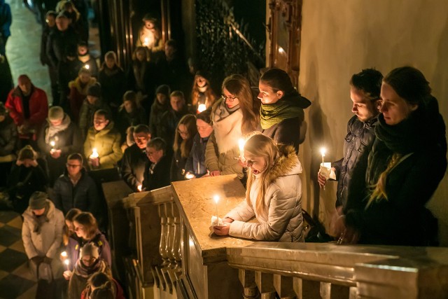 PYTANIA RORATNIE 3 GRUDNIA 2018Co oznacza słowo „adwent”? (Przyjście, nadejście)Co oznaczają słowa Rorate caeli desu per? (Spuśćcie rosę, niebiosa)W jakich znakach dawał się poznać Duch Święty? (Płomienie, szum wiatru, gołębica)