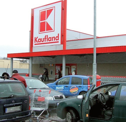 W kołobrzeskim Kauflandzie również powinni płacić za znalezienie przeterminowanych produktów.