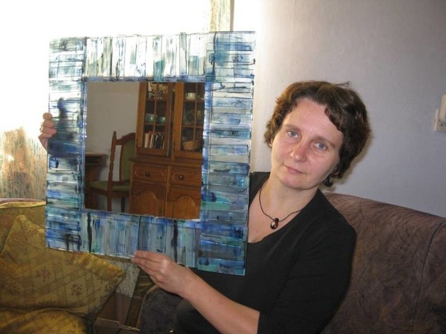 Iwona Jasztal prezentuje lustro z ramą wykonaną technika fusingu.