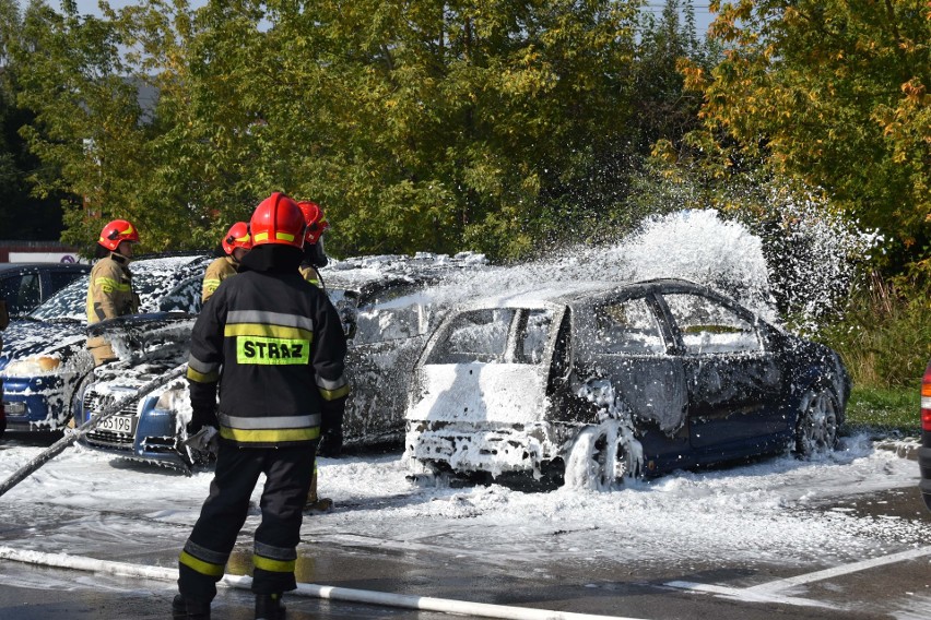 Pożar samochodów osobowych na parkingu w Olkuszu