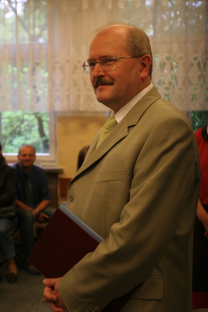 W 2012 r. Piotr Uszok z tytułu zatrudnienia w urzędzie...