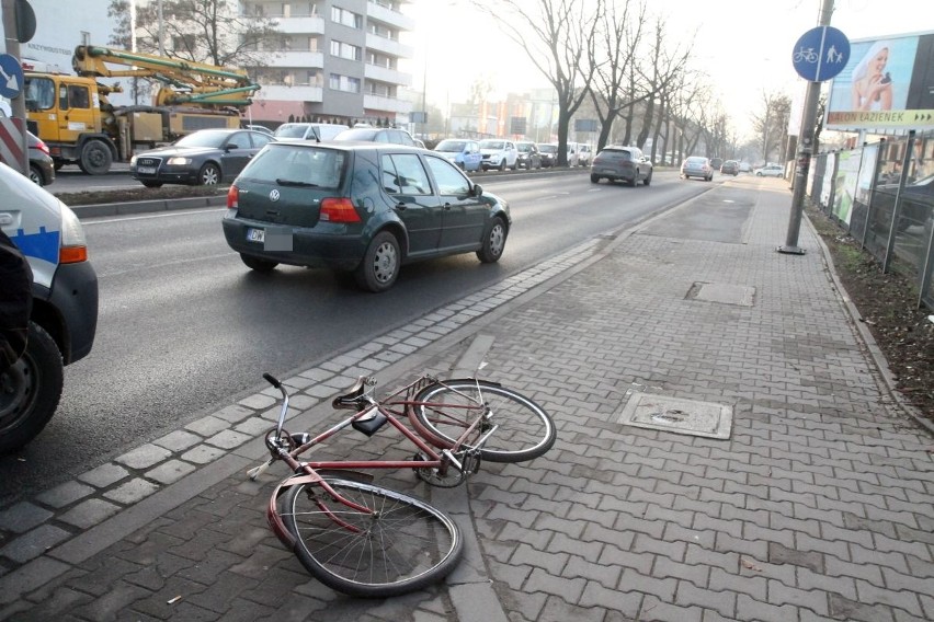 Volkswagen potrącił 90-letniego rowerzystę. Mężczyzna jest w szpitalu