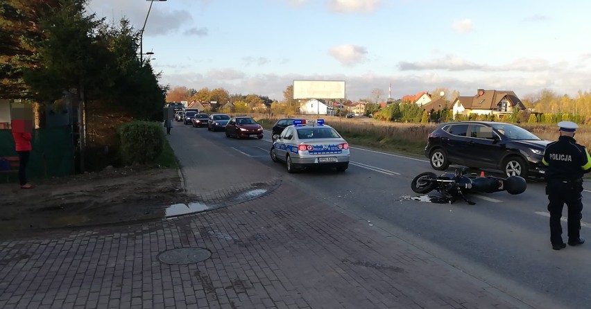 W Kobylnicy jeep zderzył się z motocyklem. Jedna osoba została przewieziona do szpitala