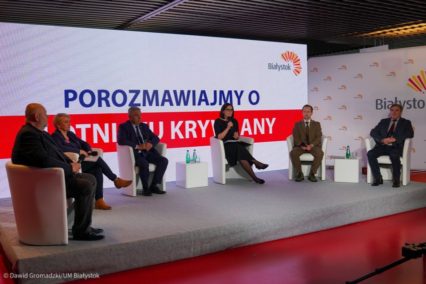 Debata o lotnisku Krywlany na stadionie miejskim w...