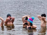 Niedzielne morsowanie w zalewie w Koprzywnicy. Oni kochają kąpiel w zimnej wodzie! Zobacz zdjęcia