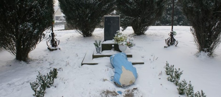 Pijak zniszczył zabytkową figurę Matki Boskiej. Chciał się rozgrzać (zdjęcia)