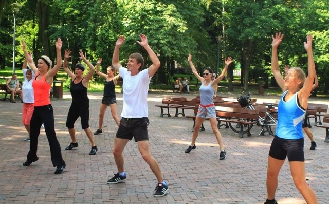 Trening na świeżym powietrzu przyciągnął kielczan w różnym wieku.