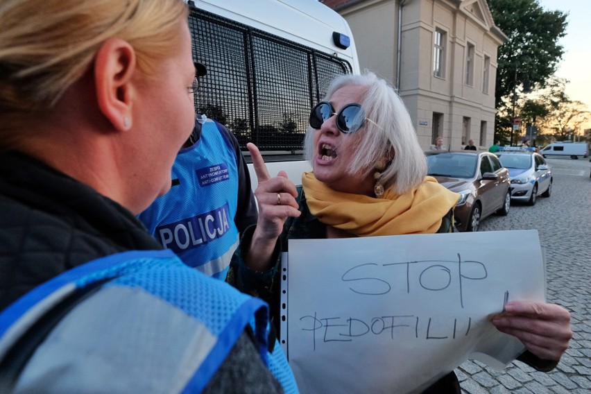 Protestujący skandowali hasła "Polska laicka, nie...