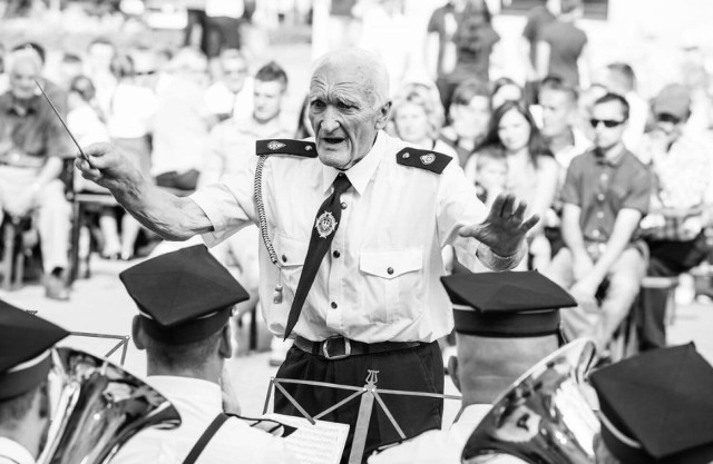 Zbigniew Czaja zmarł 11 grudnia 2022 roku. Pochodził z Zawiercia, był kapelmistrzem oraz ponad 40 lat dyrygentem Orkiestry w Charsznicy. Wychowywał pokolenia muzyków, kształtując ich umiejętności, ale także sumienie i charakter. Prowadził liczne orkiestry: Dętą OSP Przychody, Dętą OSP Łany Wielkie, Dętą OSP Ryczów i Młodzieżową Orkiestrę Dęta OSP Dzwono-Sierbowice. Zobacz kolejne zdjęcia/plansze. Przesuwaj zdjęcia w prawo naciśnij strzałkę lub przycisk NASTĘPNE