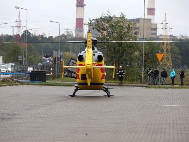 Śmigłowiec lotniczego potowia ratunkowego na lądowisku, którym był parking samochodowy. Miał przewieźć  najbardziej podszkodowanego pracownika, który wymagał specjalistycznej pomocy w ośrodku chirurgicznym.