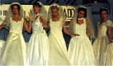 Moda ślubna lata 90. W takich sukniach kobiety wychodziły za mąż w latach 90. [ZDJĘCIA] 