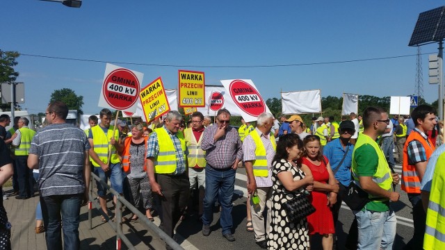 Grupa około 400 mieszkańców gminy Chynów prowadzi w niedzielę protest na drodze krajowej numer 50 w Żyrowie.