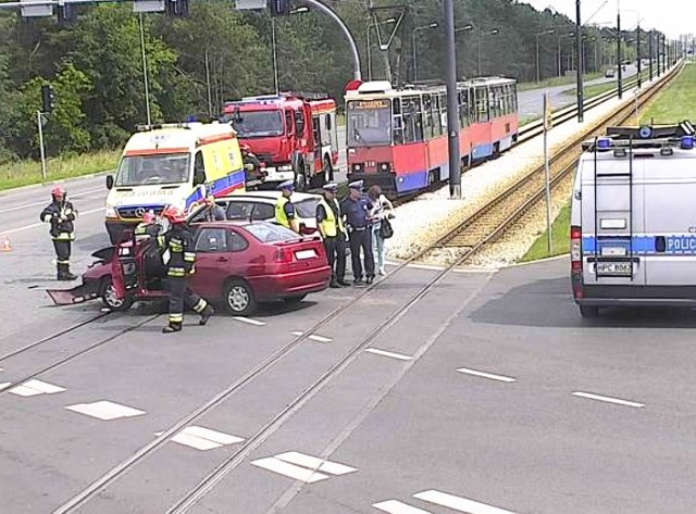 Około południa na skrzyżowaniu ulic Rejewskiego i Akademickiej zderzyły się dwa auta.- Czołowo zderzył się seat z bmw - podaje podkom. Przemysław Słomski z zespołu prasowego KWP Bydgoszcz. - Wstępnie mogę powiedzieć, że winnym tego zdarzenia uznany zostanie najprawdopodobniej kierujący seatem.Jak podaje Zarząd Dróg i Komunikacji Publicznej ruch tramwajowy został wstrzymany. Na miejsce dojechały już policja, jeden zastęp strażaków i karetki pogotowia.AKTUALIZACJA:Z seata trzy osoby zostały zabrane do szpitala. Ruch tramwajowy został przywrócony po godzinie 13. Przez jakiś czas mogą występować opóźnienia na liniach nr 3, 5, 7 i 10.INFO Z POLSKI - przegląd najciekawszych informacji ostatnich dni w kraju (27.07.2017)