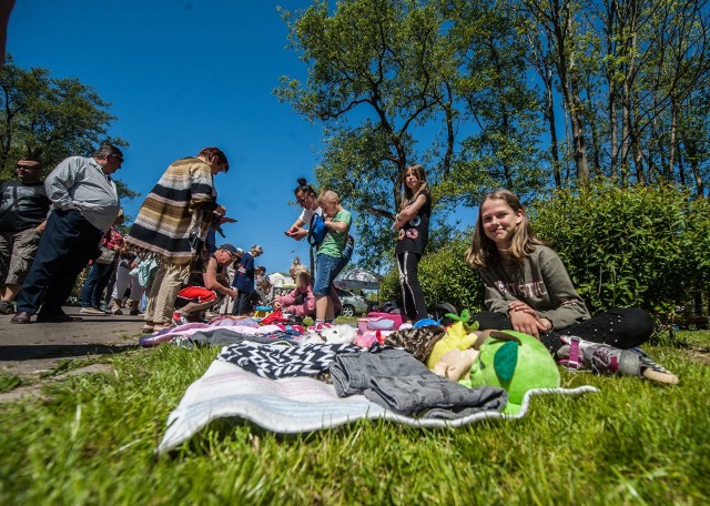 Darłowskie stowarzyszenie Kultura Sztuka Region zorganizowało w niedzielę pchli targ na Wyspie Łososiowej. Na darłowskim pchlim targu można było znaleźć dosłownie wszystko. Były m.in. ubrania, piłki, buty, książki, szklanki i rowery. Mieszkańcy tłumnie odwiedzili Wyspę Łososiową, na której oprócz targowiska były atrakcje dla dzieci. Koszalin: Festiwal Baniek Mydlanych przy CH Atrium w Koszalinie