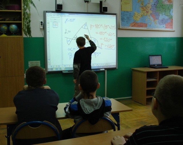 Tablica interaktywna przyczynia się do podnoszenia wyników nauczania, wyrównuje szanse uczniom rozpoczynającym naukę w szkole, przyczynia się do ich rozwoju intelektualnego, uczniom mającym trudności w nauce pomaga w zrozumieniu treści edukacyjnych i rozwija zdolności wizualne oraz zachęca do uczestniczenia w dodatkowych zajęciach pozalekcyjnych.