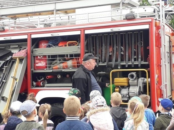 Z okazji Dnia Dziecka dzieci z przedszkola w Ugoszczy spotkały się ze strażakami miejscowej Ochotniczej Straży Pożarnej.