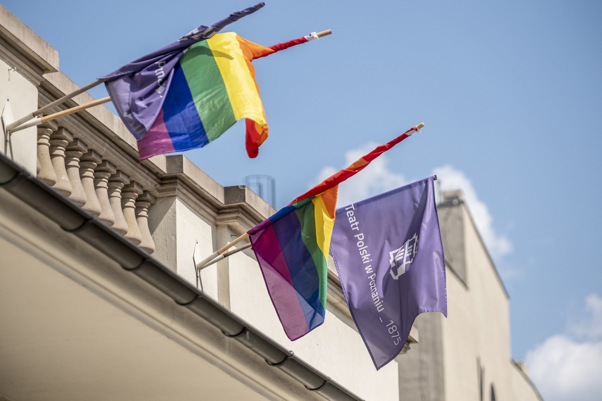 Poznańskie teatry i miejsca kultury solidaryzują się ze społecznością LGBT.  Wywieszają tęczowe flagi na budynkach | Głos Wielkopolski
