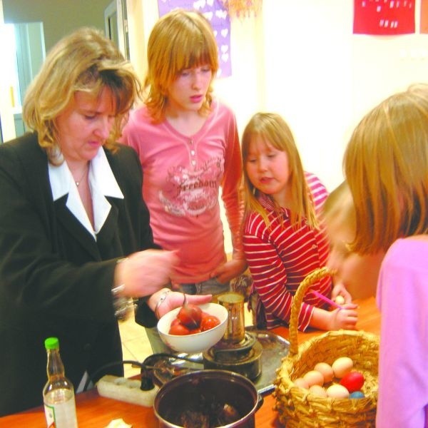 Dzieci z Suraża uczyły się ozdabiać świąteczne jajka. Pokazała im to Marzanna Chodorowska z Domu Kultury w Surażu.