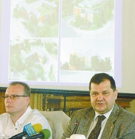 Na planach i prezentacjach hotel wygląda imponująco. Jeden z takich pokazów z udziałem inwestora Mirosława Skowrona (z lewej) i burmistrza Wojciecha Huczyńskiego miał miejsce blisko rok temu. (fot. Jarosław Staśkiewicz)