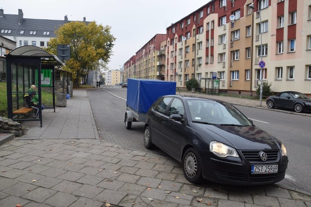 Źle zaparkowany samochód przy ul. Kazimierza w Stargardzie.