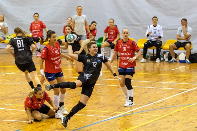 Sylwia Matuszczyk (z piłką) wraz z koleżankami z Piotrkowa wraca bez punktów.