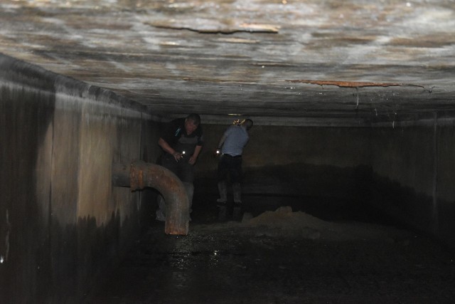 Podziemny zbiornik ma ok. 30 m długości i ok. 1,7 m wysokości. Po zinwentaryzowaniu znów zasłoni go chodnik