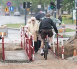 Rowerzyści kontra piesi. Starcia na przejściach przez rozkopane ulice