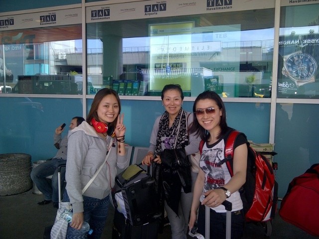 Zawodniczki Zamku Tarnobrzeg, od lewej: Li Qian, Hann Ying oraz Jia Jun na lotnisku w Istambule.