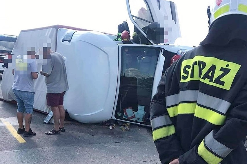 Samochód ciężarowy najechał na tył busa, który przewrócił...