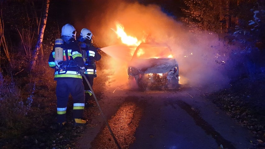 Samochód spłonął na górskiej drodze nad Dunajcem. Strażacy zapobiegli przerzuceniu się ognia na las