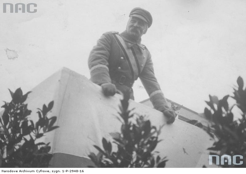 Marszałek Piłsudski na trybunie podczas obchodów Święta...