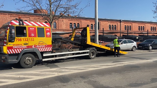 Te samochody, które mimo ostrzeżeń nie będą przeparkowane, są wywożone na parking strzeżony