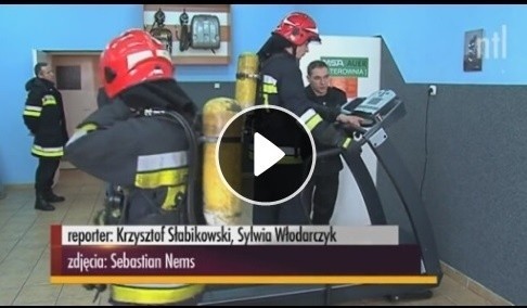 Strażacy ćwiczą w komorze dymowej w Częstochowie