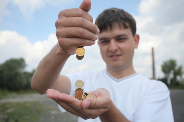 Polskie grosze jednak nie zniknąGrosze wypychają nam kieszenie, ale pozbycie się ich z rynku nie jest proste, a wg. ekonomistów także niepożyteczne.