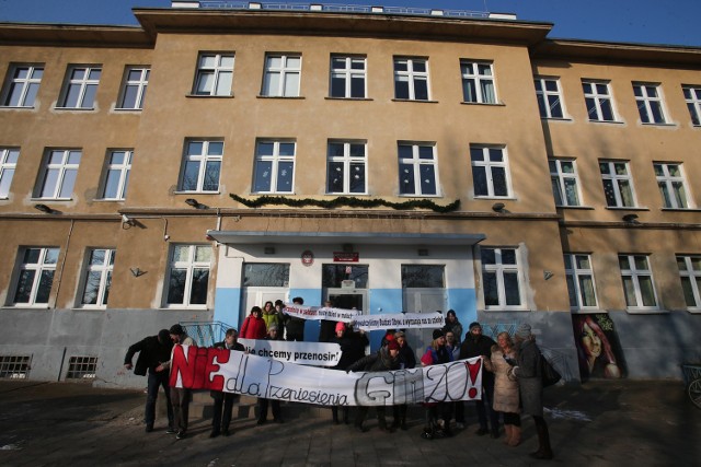 19.01.2016 Protest rodziców przeciwko przenoszeniu gimnazjum numerr 20 przy ulicy Pautscha